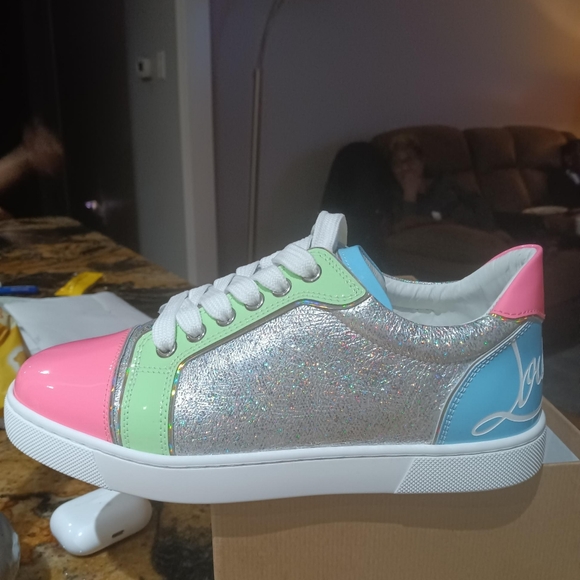 Tennis shoes - Picture 3 of 5